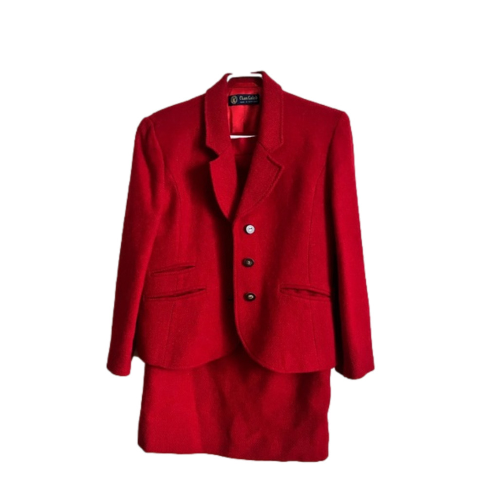 ⬇️REDUCED PRICE ⬇️ Gorgeous pure wool suit from Clan Laird. Made in Scotland!